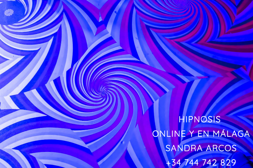 La hipnosis es una técnica terapéutica que induce un estado de trance profundo